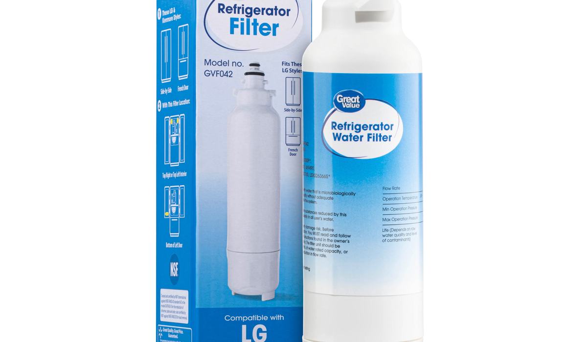 Refrigerator water dispenser and filter housing